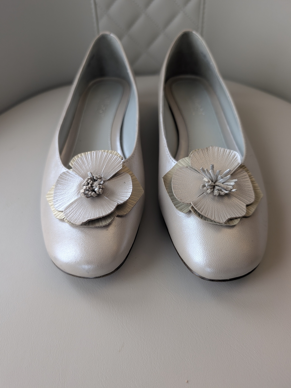 villager by Liz Claireborne Silver Floral Applique Ballet Flats Sz 7.5